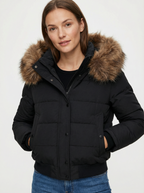 Gesteppter Wintermantel mit Kunstfellkragen