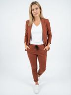 Eleganter Blazer-Hosen-Zweiteiler mit Bindegürtel