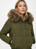 Gesteppter Wintermantel mit Kunstfellkragen