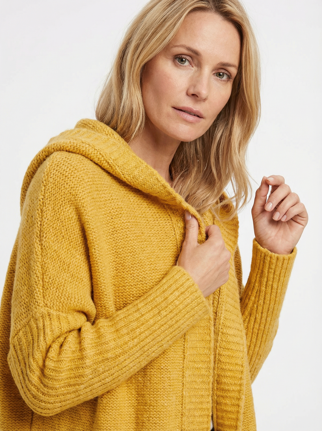 Kuscheliger Strickmantel mit Kapuze