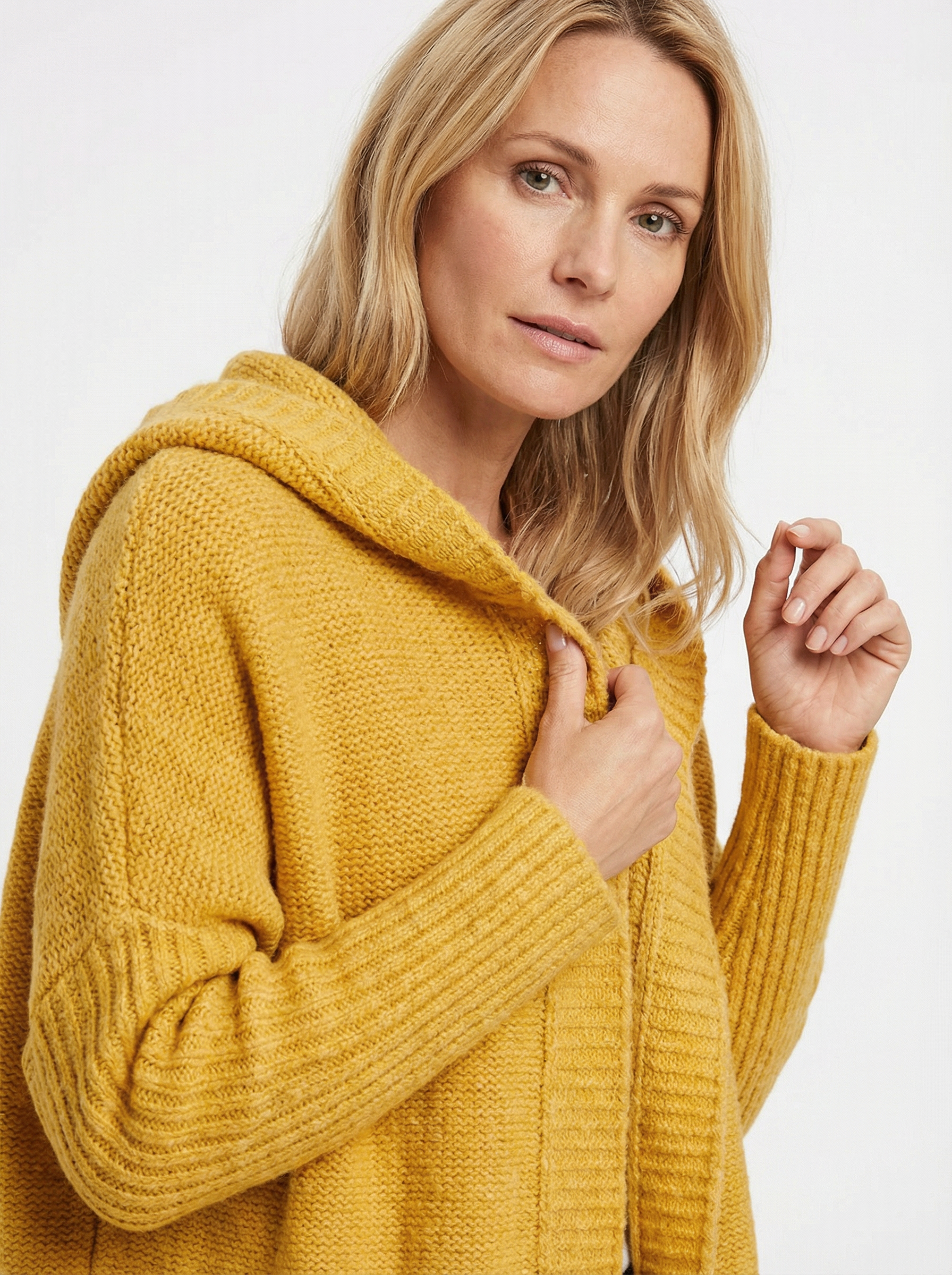 Kuscheliger Strickmantel mit Kapuze