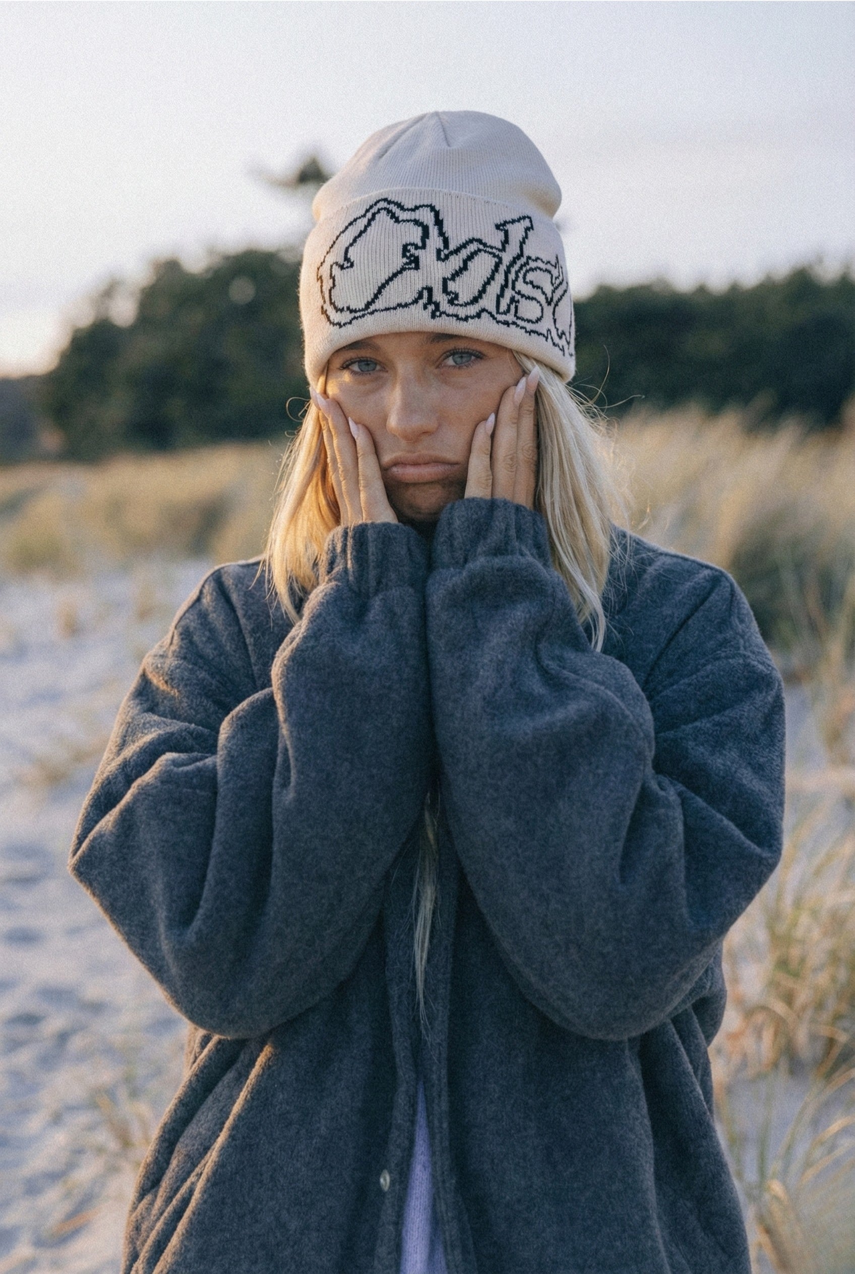 Kuschelige Baumwoll-Mütze mit Jacquard-Buchstaben