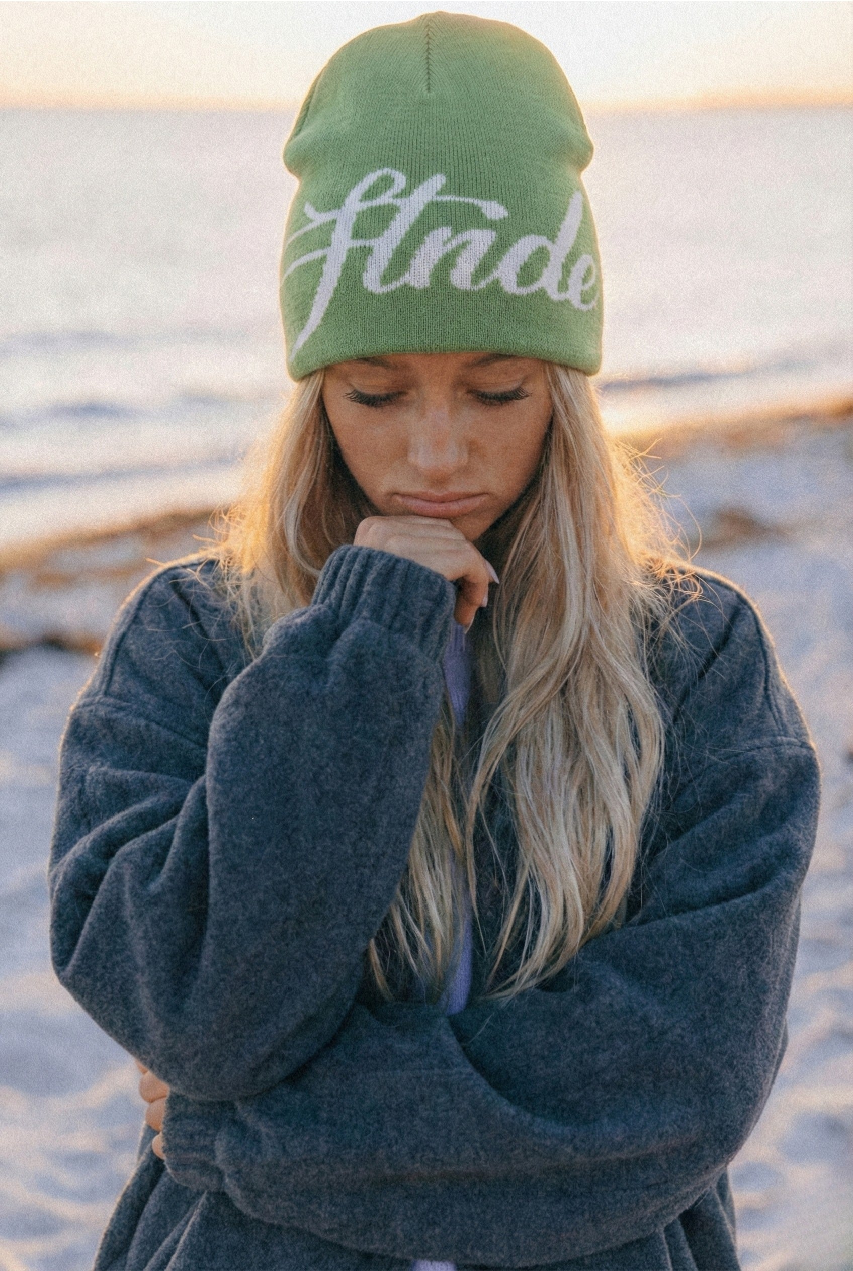 Kuschelige Strickmütze mit Buchstaben-Design