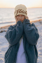 Kuschelige Strickmütze mit Buchstaben-Design