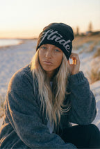 Kuschelige Strickmütze mit Buchstaben-Design