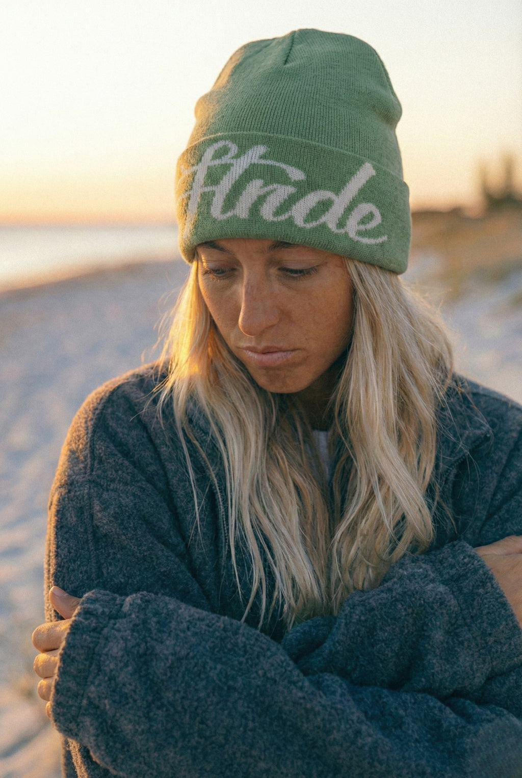 Kuschelige Strickmütze mit Buchstaben-Design