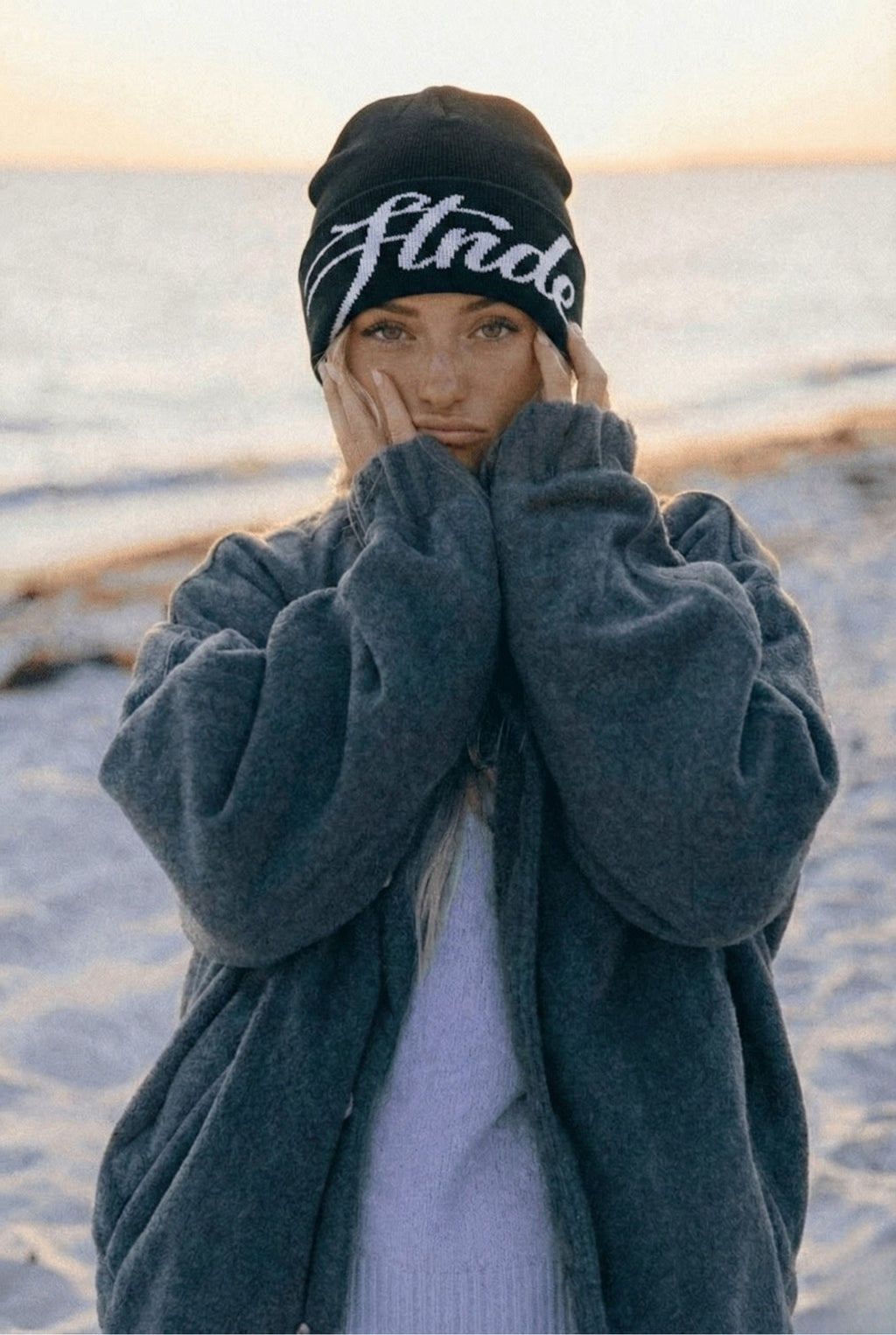 Kuschelige Strickmütze mit Buchstaben-Design