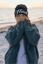 Kuschelige Strickmütze mit Buchstaben-Design