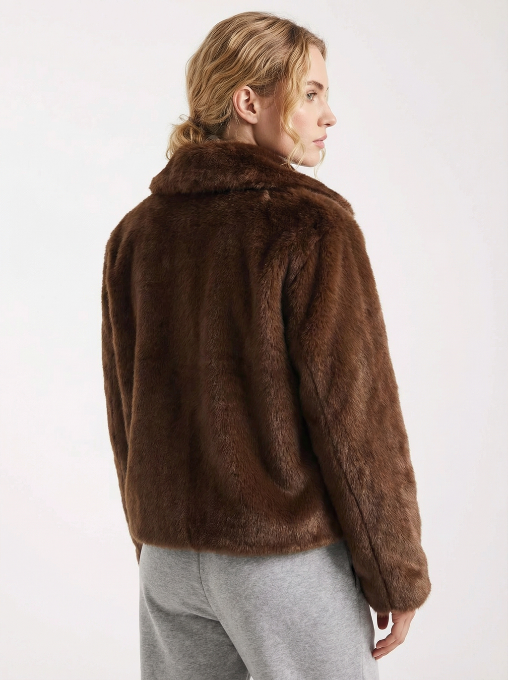 Kuscheliger Kurzmantel mit Pelzbesatz
