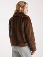 Kuscheliger Kurzmantel mit Pelzbesatz