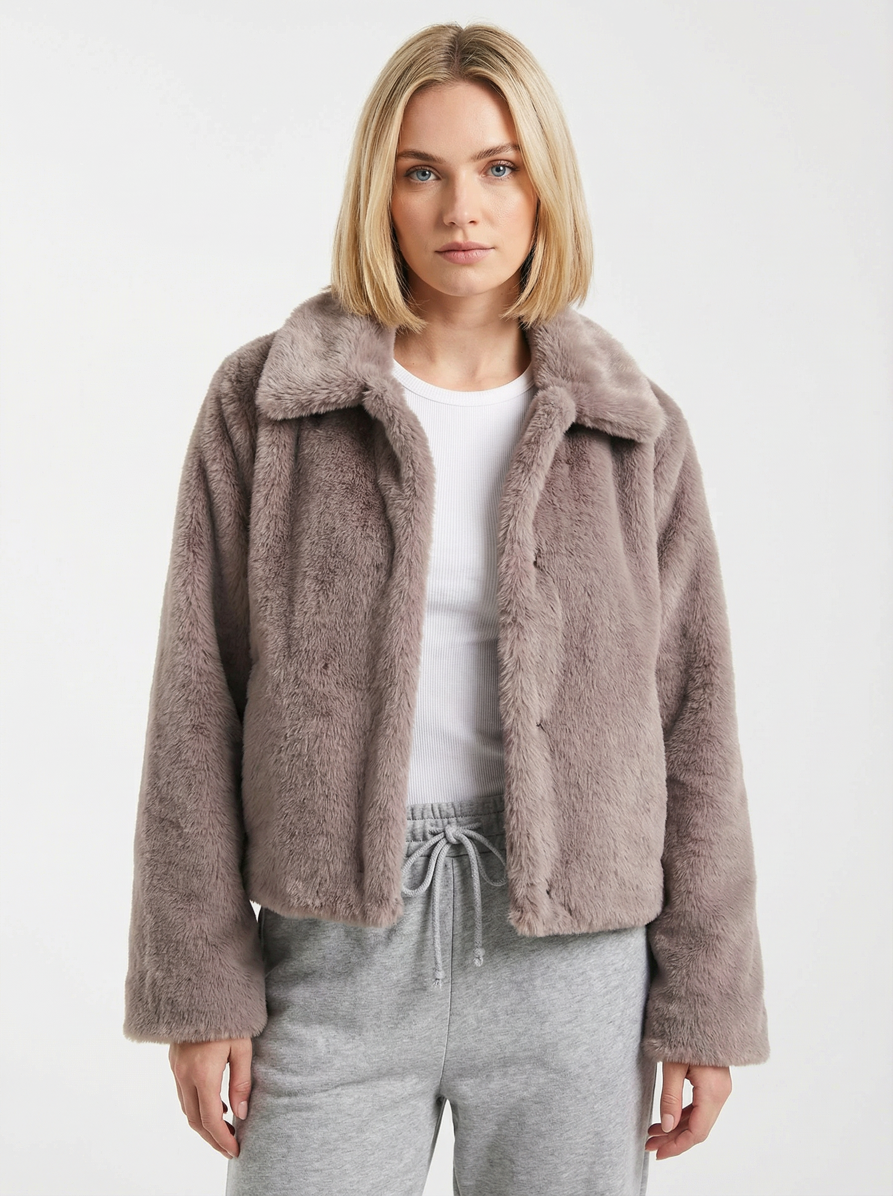 Kuscheliger Kurzmantel mit Pelzbesatz