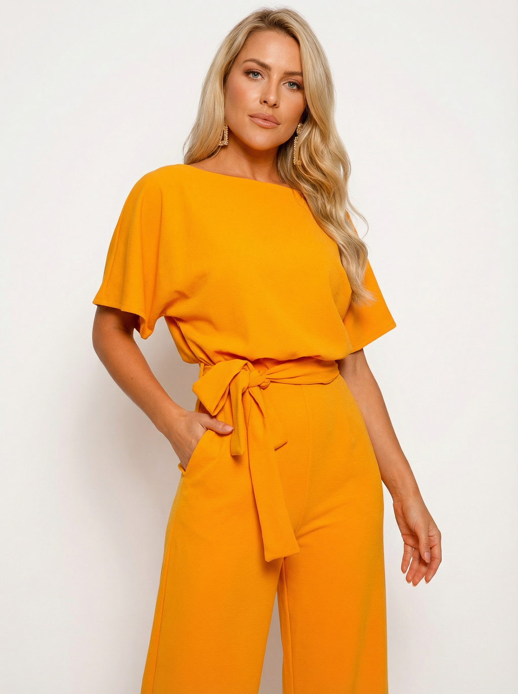 Fließender Overall mit Bindegürtel