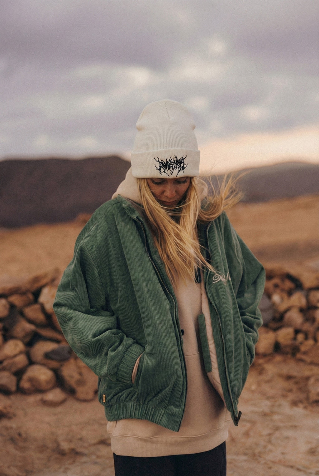 Warme Gothic Beanie aus Acryl