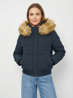 Gesteppter Wintermantel mit Kunstfellkragen