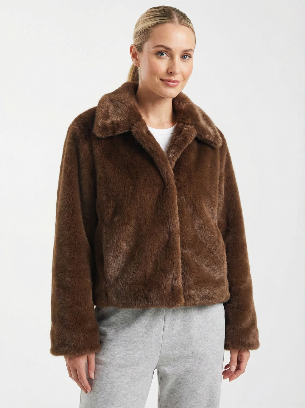 Kuscheliger Kurzmantel mit Pelzbesatz