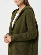 Kuscheliger Strickmantel mit Kapuze