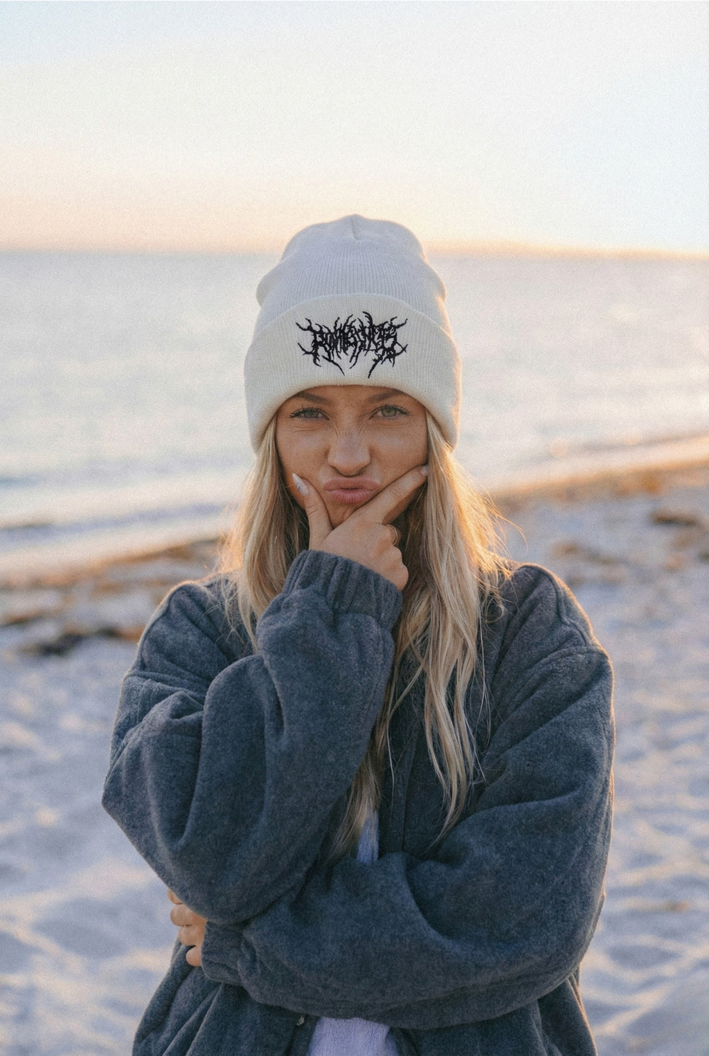 Warme Gothic Beanie aus Acryl