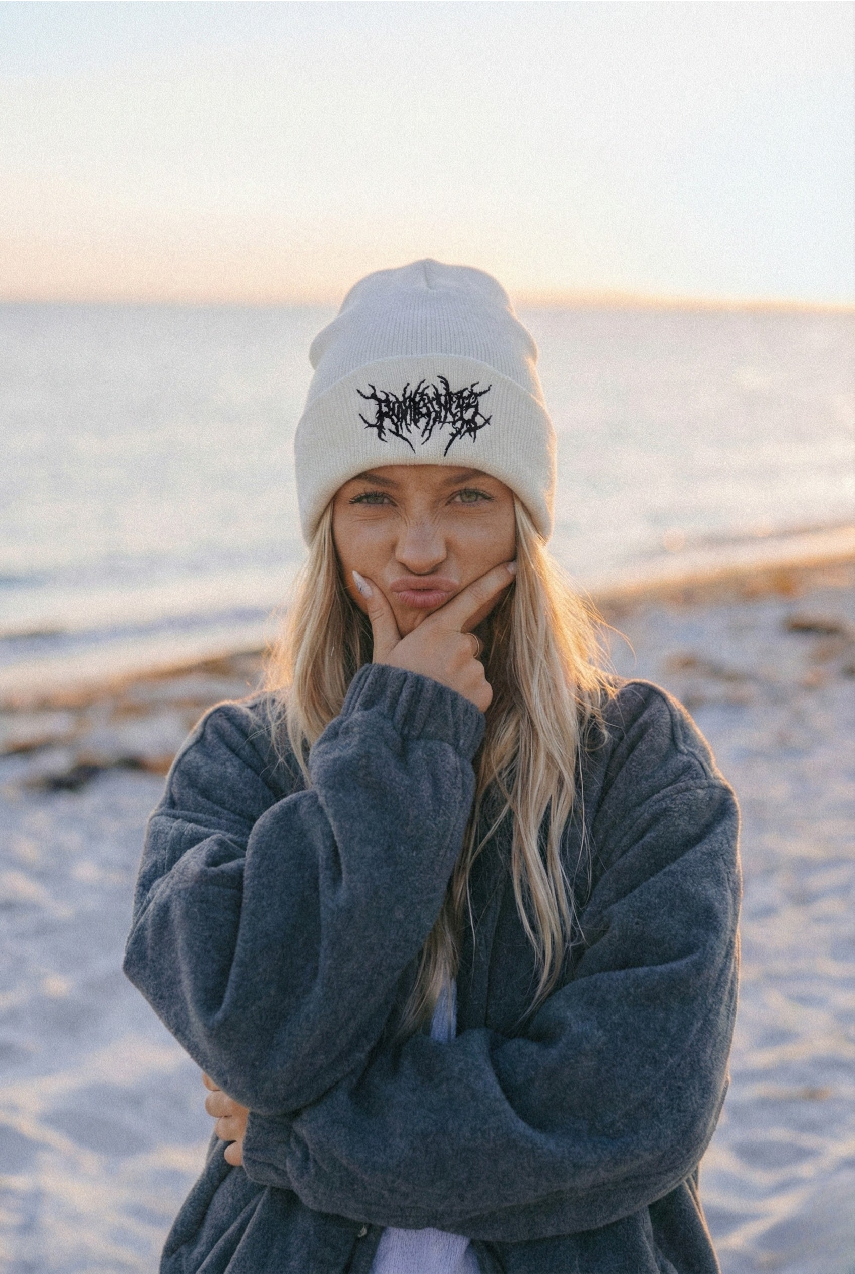 Warme Gothic Beanie aus Acryl