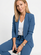 Eleganter Blazer-Hosen-Zweiteiler mit Bindegürtel