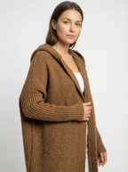 Kuscheliger Strickmantel mit Kapuze