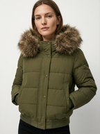 Gesteppter Wintermantel mit Kunstfellkragen