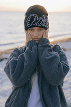 Kuschelige Baumwoll-Mütze mit Jacquard-Buchstaben