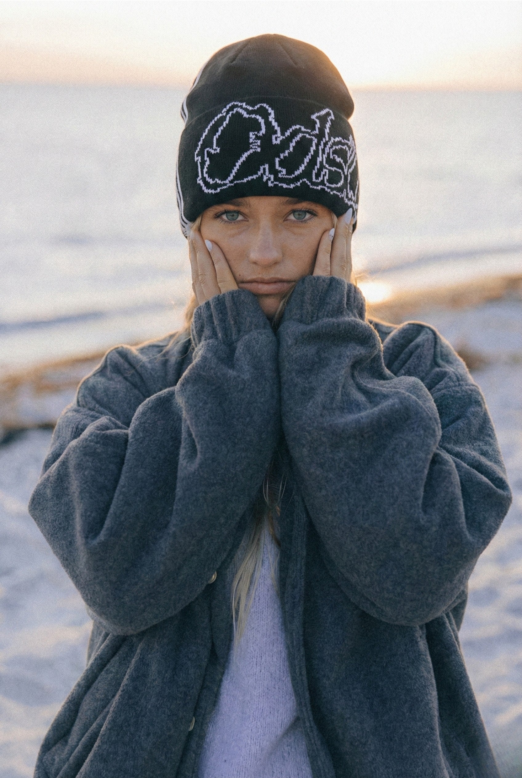 Kuschelige Baumwoll-Mütze mit Jacquard-Buchstaben