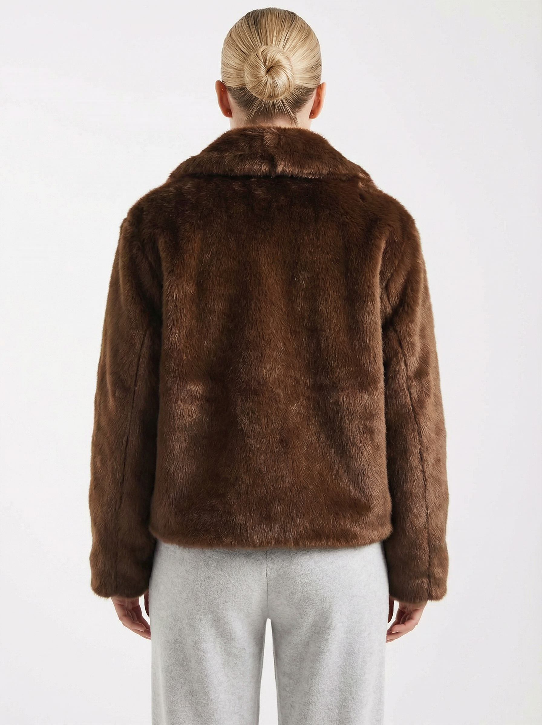 Kuscheliger Kurzmantel mit Pelzbesatz