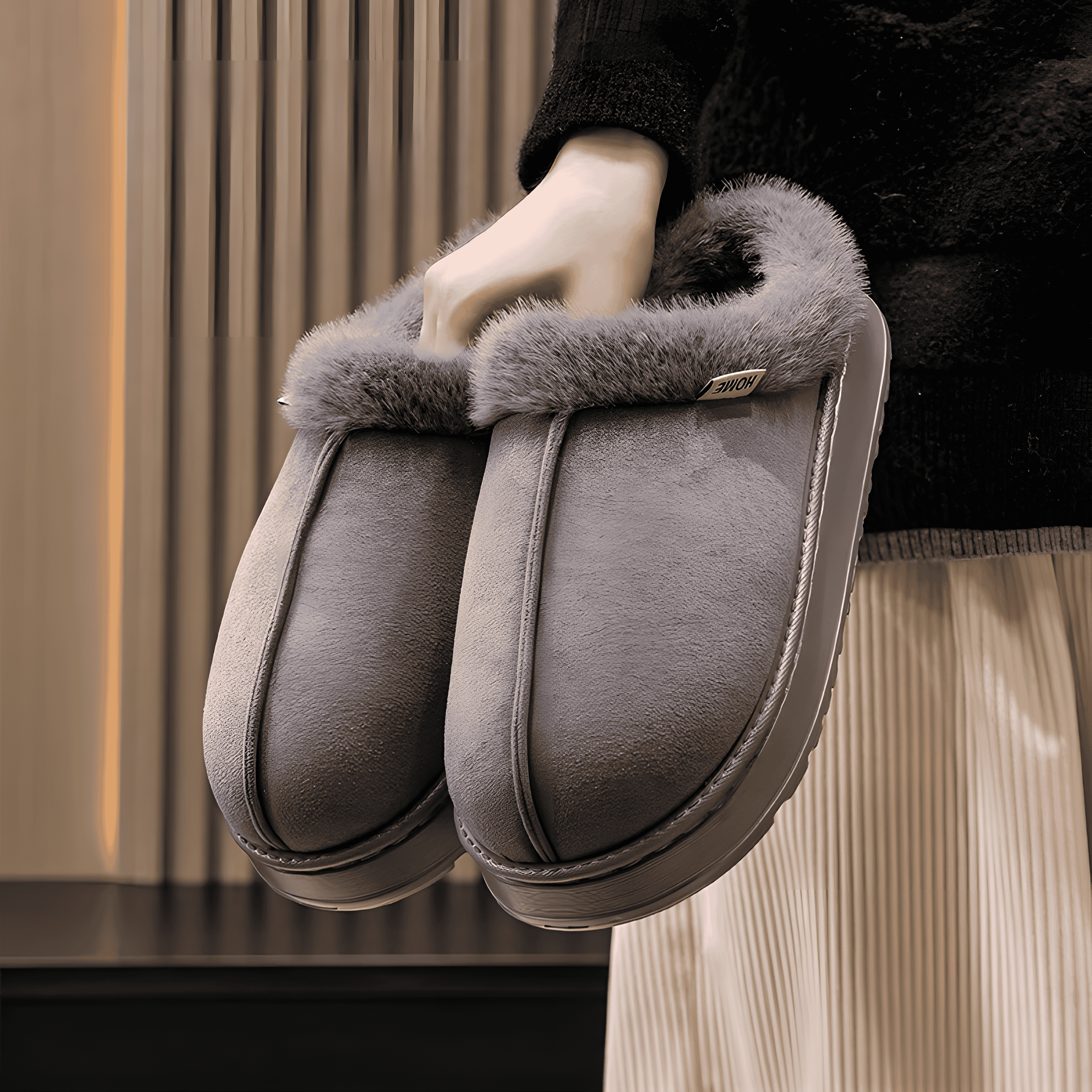 Warme Hausschuhe in Wildleder-Optik