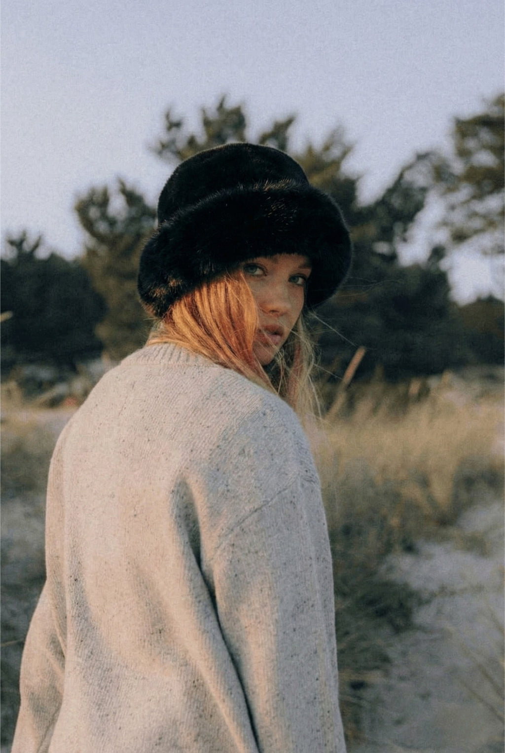 Kuschelige Plüsch-Beanie im Bomber-Stil