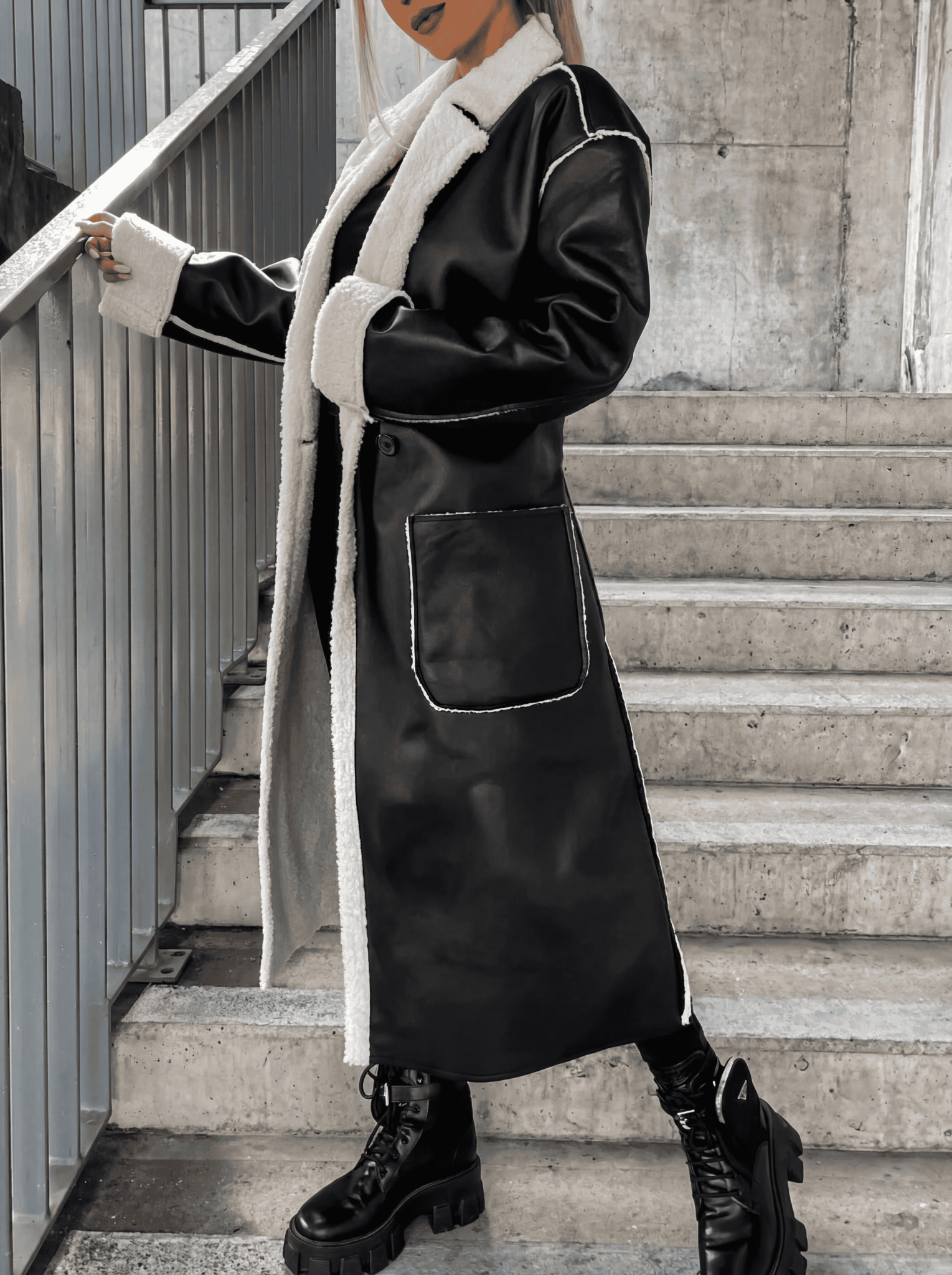 Warmer Kunstleder-Mantel mit Gürtel