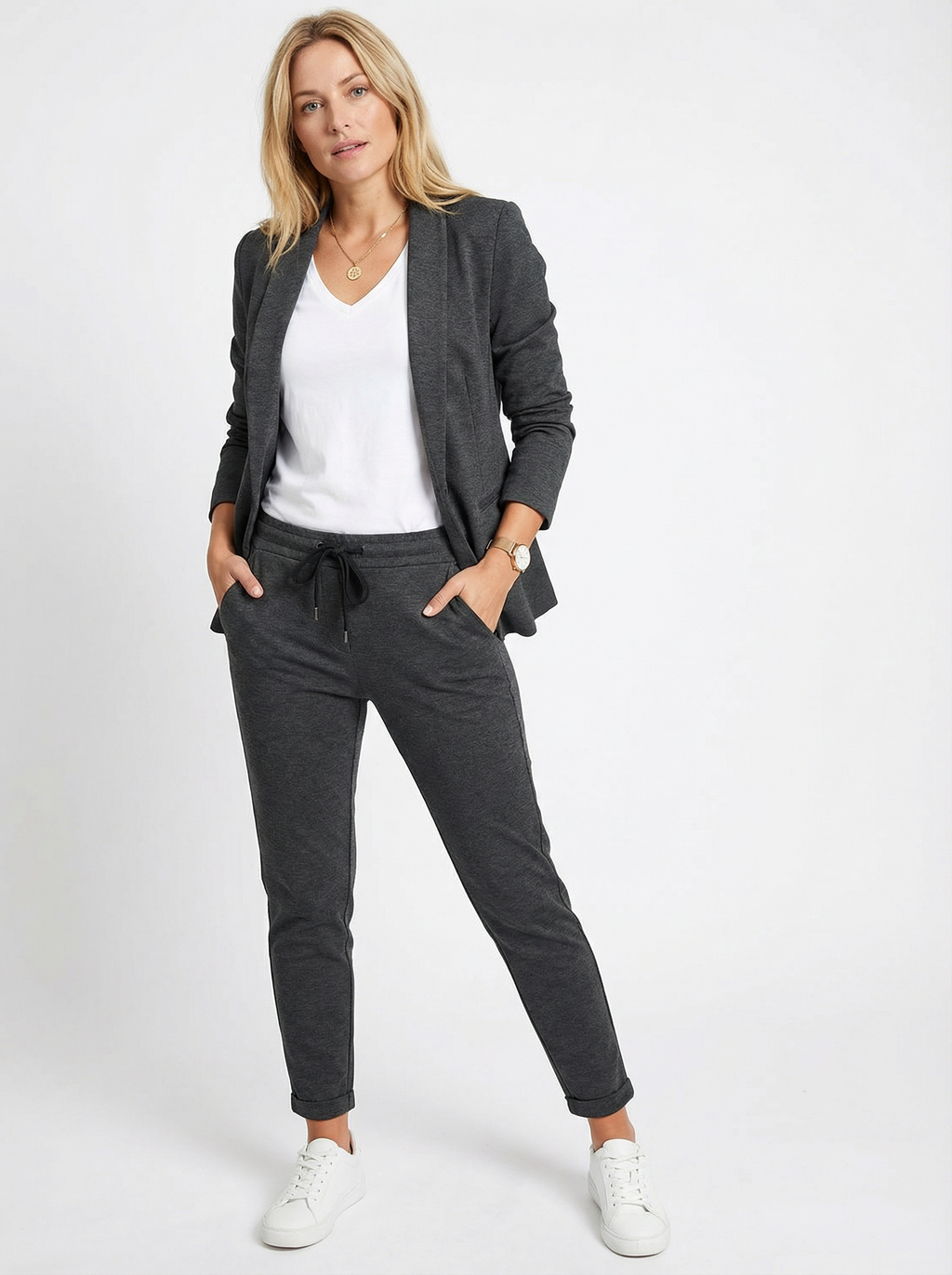 Eleganter Blazer-Hosen-Zweiteiler mit Bindegürtel