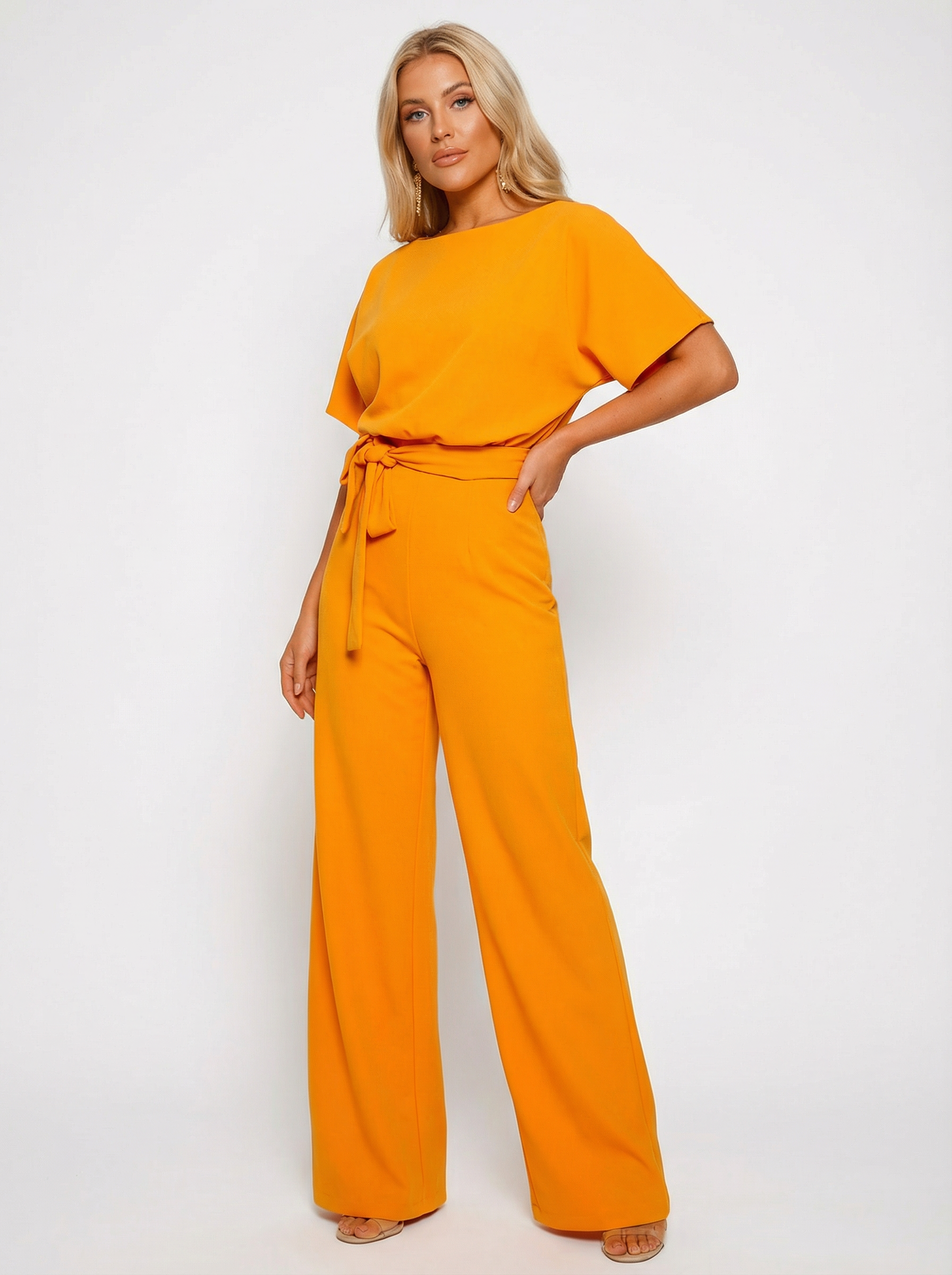 Fließender Overall mit Bindegürtel