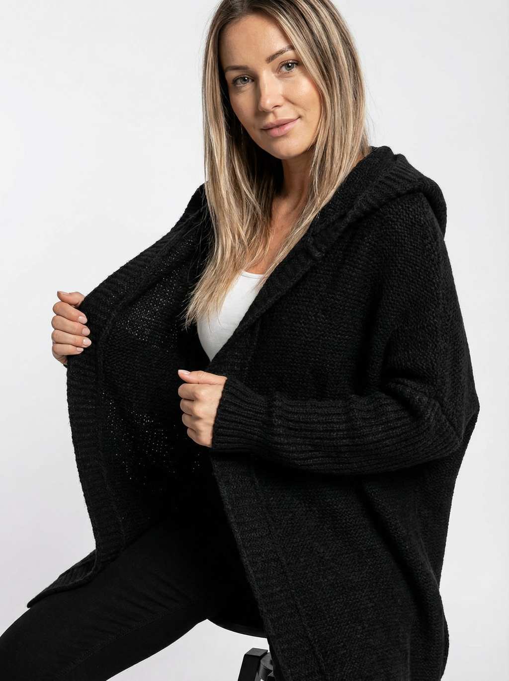 Kuscheliger Strickmantel mit Kapuze
