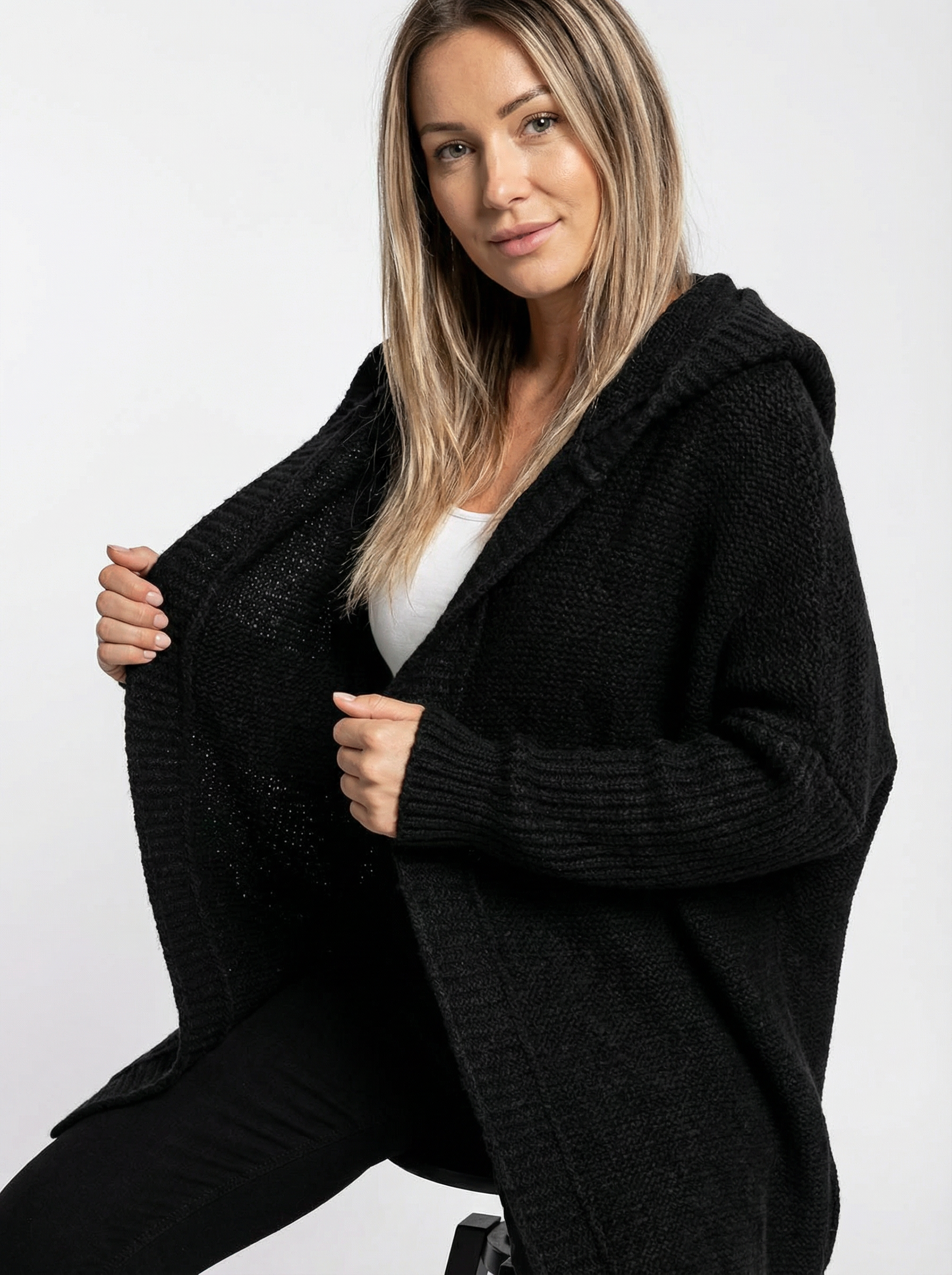 Kuscheliger Strickmantel mit Kapuze