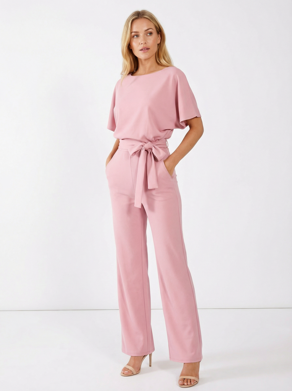 Fließender Overall mit Bindegürtel